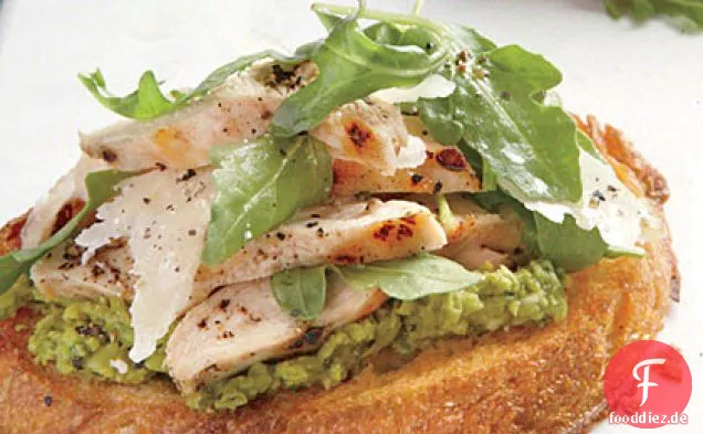 Hühnersandwiches mit offenem Gesicht mit Erbsenaufstrich und Parmesan