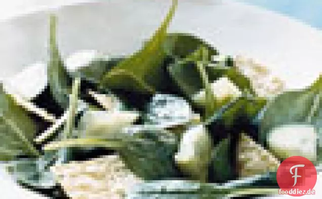 Spinatsalat mit Tamarindendressing und Pappadam-Croutons