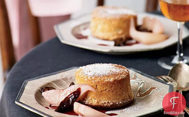 Gefallene geröstete Mandelsoufflés mit pochierten Birnen und Pflaumen