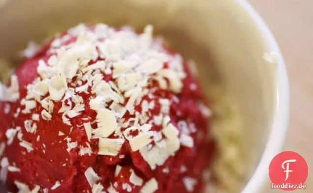 Himbeer-Rosen-Sorbet mit Weißer Schokolade