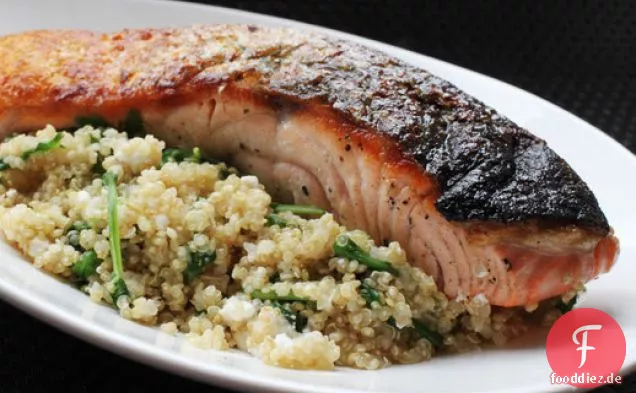 Pfanne Lachs mit Quinoa, Feta und Rucola