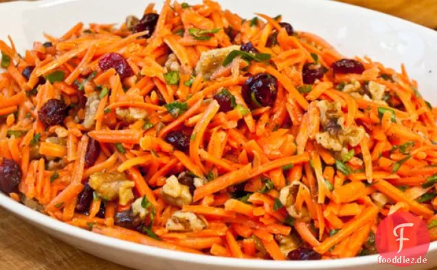 Ernste Salate: Karottenkraut mit Preiselbeeren und gerösteten Walnüssen