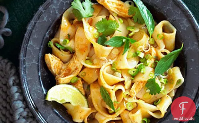 Thailändisches Hühnchen-Nudel-Curry