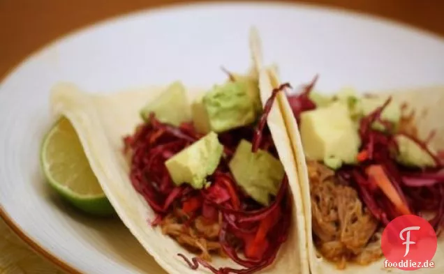 Essen Sie für acht Dollar: Einfache Slow-Cooker-Schweinefleisch-Tacos mit Rotkohl-Crunch und Avocado