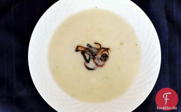 Blumenkohlsuppe mit knusprigen Schalotten