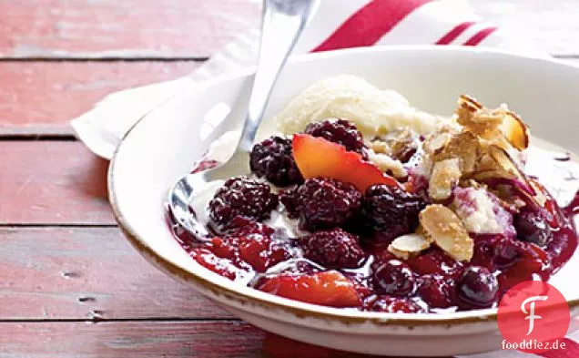Beeren-Pfirsich-Schuster mit gezuckerten Mandeln