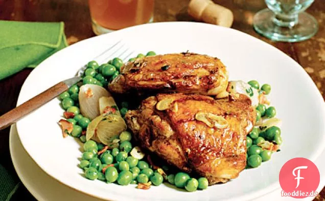 Gegrillte Hähnchenschenkel mit Erbsen und Schalotten