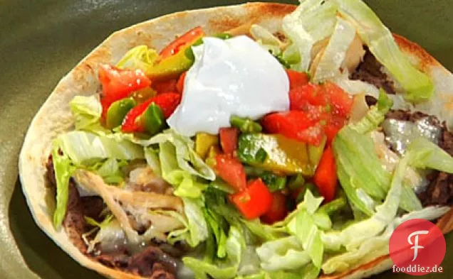 Weiche schwarze Bohnen Tostadas
