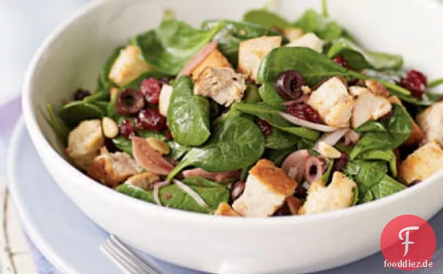 Brotsalat mit Preiselbeeren, Spinat und Huhn