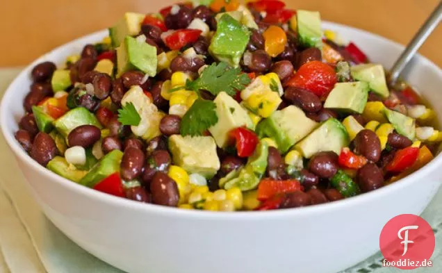 Salat aus schwarzen Bohnen, Mais und rotem Pfeffer mit Limetten-Koriander-Vinaigrette