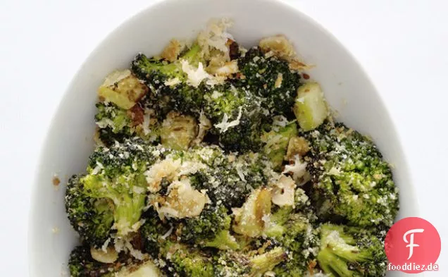 Geröstete Broccolini über Spinat Parmesan Polenta