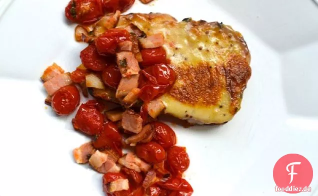 Welsh Rarebit und Speck-geröstete Tomaten auf Cheddar Bierbrot