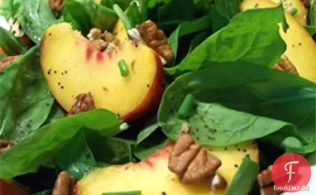 Spinatsalat mit Pfirsichen und Pekannüssen