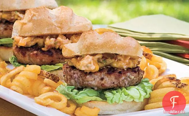 Pekannuss-verkrustete Schweineburger mit getrockneter Aprikosen-Chipotle-Mayonnaise