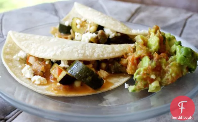 Zucchini-Mais-Tacos mit Queso-Fresko