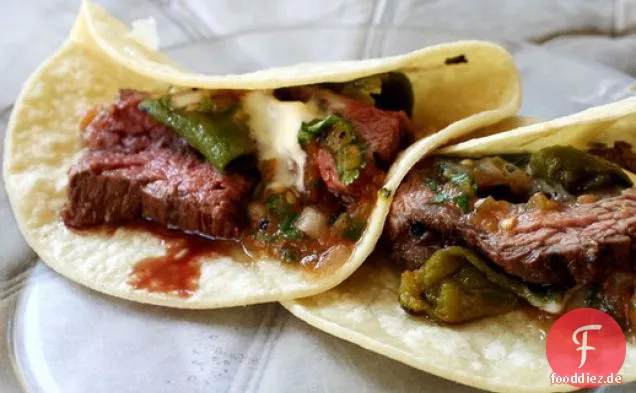 Steak Tacos mit gerösteten Tomaten Grün Chile Salsa
