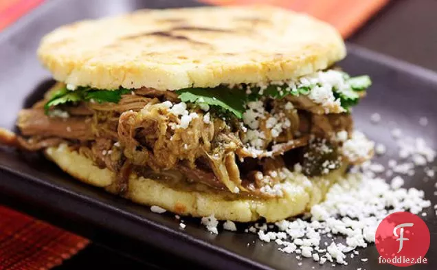 Arepas nach venezolanischer Art mit Pulled Pork (Arepas Rumberas)