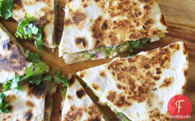 Tomatillo Huhn Quesadillas