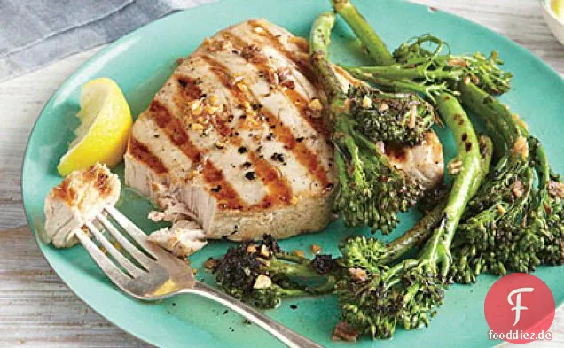 Gegrillter Thunfisch und Broccolini mit Knoblauch Nieselregen