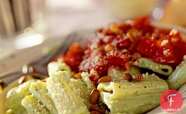 Cremiges Pesto Rigatoni mit klobiger Tomatenvinaigrette