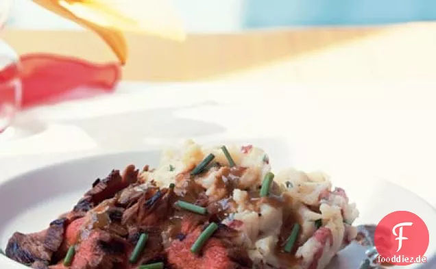 Bourbon und brauner Zucker Flank Steak mit Knoblauch-Schnittlauch Kartoffelpüree
