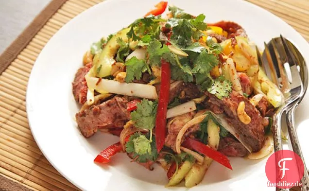 Steaksalat mit Gurke, Paprika und würziger Fischsauce Vinaigrette