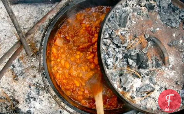 Lagerfeuer Chili in einem holländischen Ofen