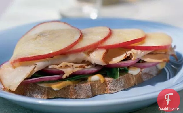 Truthahnsandwich mit offenem Gesicht mit Apfel und Havarti