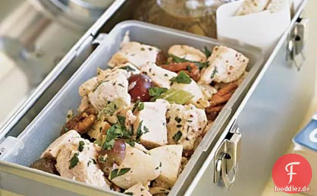 Hühnersalat mit Äpfeln, Trauben und würzigen Pekannüssen