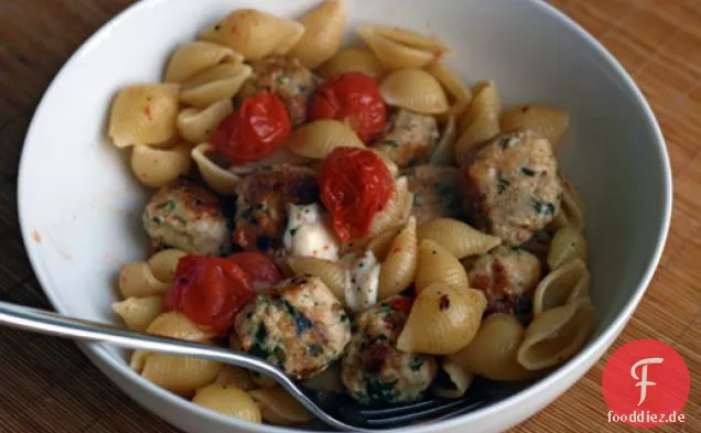 Abendessen heute Abend: Pasta mit Putenfleischbällchen und Bocconcini-Mozzarella