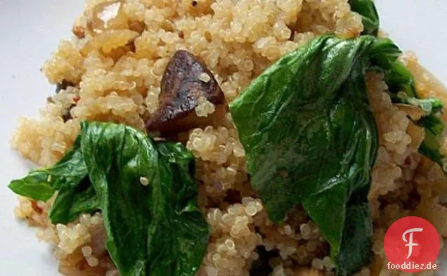 Portabella-Pilz, Zwiebel und Spinat Quinoa
