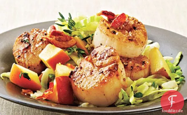 Gebratene Jakobsmuscheln mit Speck, Kohl und Apfel