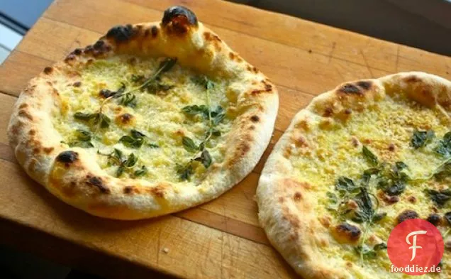 Kalt fermentierte Fontina-, Parmigiano- und Oregano-Pizza