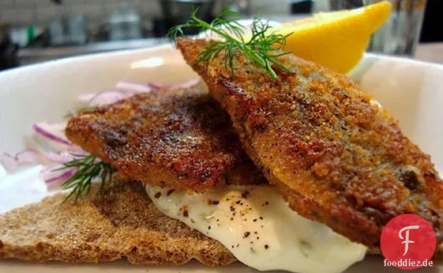 Gebratener Hering auf Knäckebrot mit Tartarsauce