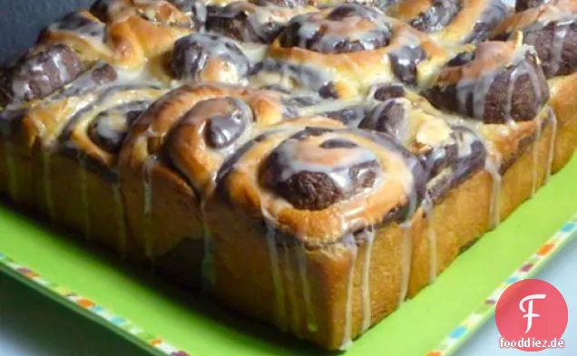 Brotbacken: Schwarze und weiße süße Brötchen