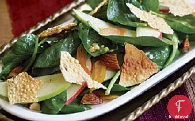 Spinatsalat mit Apfel, getrockneten Aprikosen & Pappadam Croutons