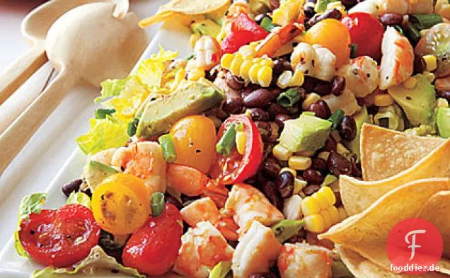 Salat aus schwarzen Bohnen, Mais und Garnelen