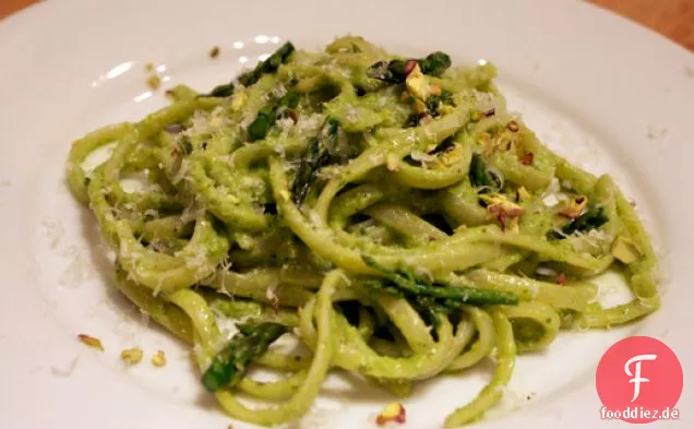 Abendessen heute Abend: Pistazien Spargel-Pesto auf Linguine