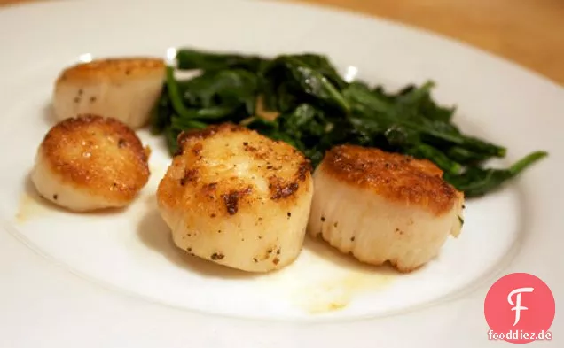 Abendessen heute Abend: Gebratene Jakobsmuscheln mit Spinat und Rucola