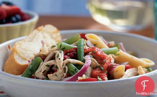 Hühnchen-Penne-Salat mit grünen Bohnen