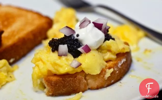Lecker in fünf Minuten oder weniger: Cremiges Rührei mit Kaviar
