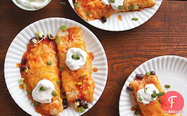 Enchiladas aus schwarzen Bohnen und Käse mit Ranchero-Sauce