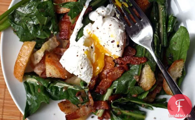 Abendessen heute Abend: Löwenzahnsalat mit pochierten Eiern und Speck