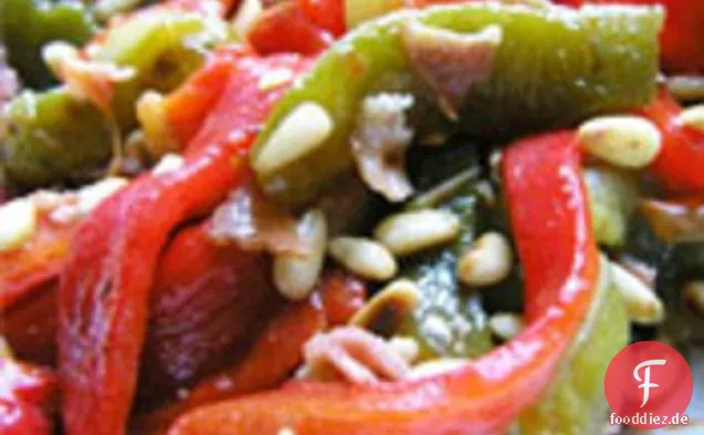Abendessen heute Abend: Gerösteter roter Pfeffersalat mit Speckdressing und Pinienkernen