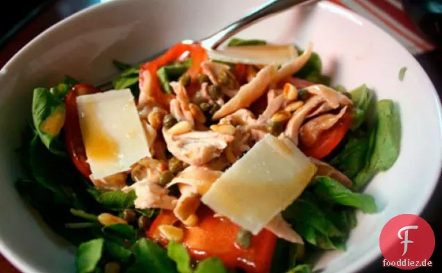 Abendessen heute Abend: Warmer Hühnersalat mit Rucola, Kapern und Pinienkernen