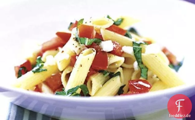 Pasta mit basilikum, Tomaten und Feta