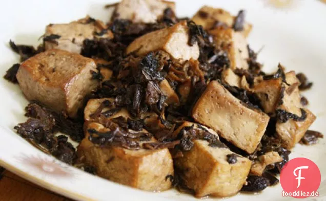 Tofu mit getrockneten und eingelegten Grüns