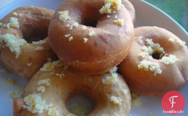 Gewürzte Donuts mit Kardamom, Kaffee und Orange