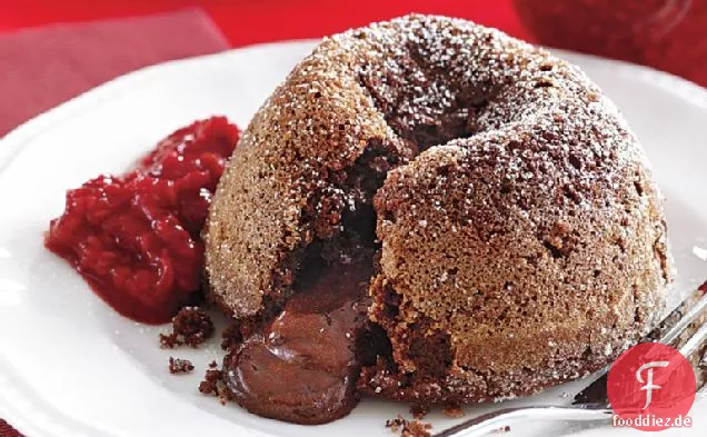 Geschmolzene Schokoladenkuchen mit klobiger Himbeersauce