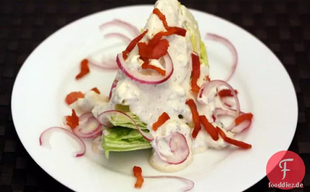 Abendessen heute Abend: Eisbergkeil mit warmem Speck und Blauschimmelkäse-Dressing